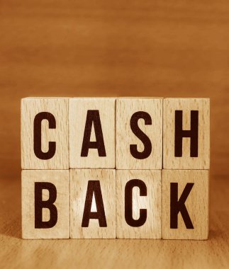 Tahta arka planda harf blokları var. Ahşap arka plan. Deyimi nakde çevir 