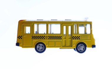 Beyaz arkaplanda izole edilmiş sarı otobüs oyuncağı