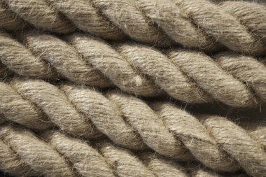 Arka plan olarak yıpranmış eski bir kayık ipini yakından çek. Ağır görev kablosunun dokusu. Deniz altyapısı için kullan. İpin arkaplanı