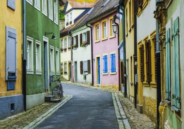 Bamberg Almanya Geleneksel Ortaçağ Binaları manzarası. Eski renkli evler ve ahşap pencere. Bavyera, Almanya.