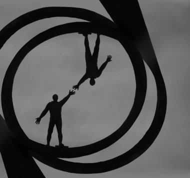 İki erkek el arka planda gri gökyüzünü geriyor. İçerde iki adam var. karşılıklı yardım fikri