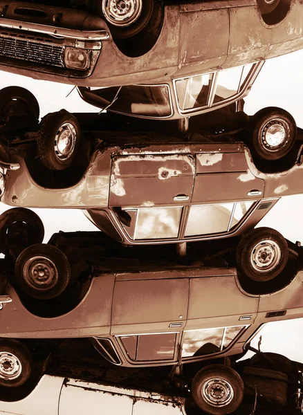 Egy Rakás Megrongálódott Autó Roncstelepen Lerobbant Összetört Kocsik Temetőkocsik — Stock Fotó