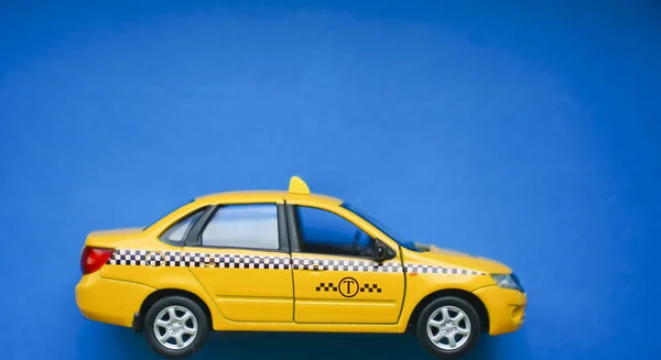 Taxi Amarillo Coche Sobre Fondo Azul Taxi Concepto Servicio —  Fotos de Stock