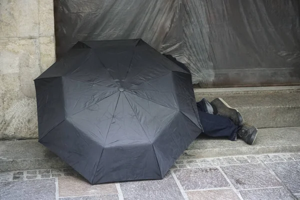 Sans Travail Sans Abri Homme Européen Sous Parapluie Humide Noir — Photo