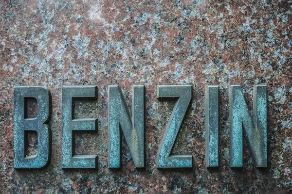 Benzin Metal Harflerden Yapılmış Demir Kelime Bir Benzin Istasyonu Metal — Stok fotoğraf