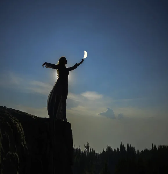 Silueta Mujer Pie Cima Montaña Las Hembras Sostienen Luna Creciente —  Fotos de Stock