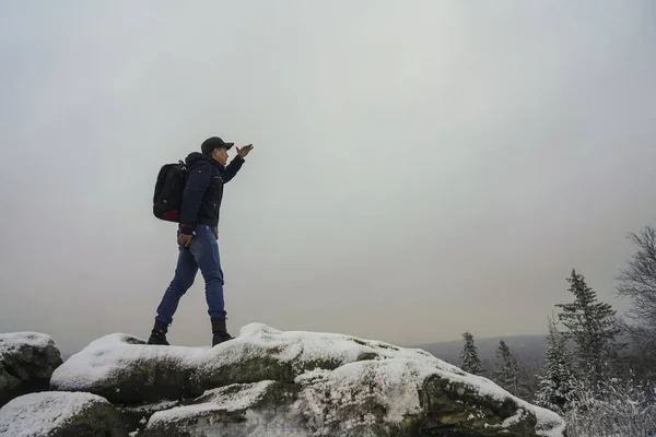 Mężczyzna Plecakiem Plecach Ciepłych Ubraniach Spoglądający Daleka Zimowego Krajobrazu Tle — Zdjęcie stockowe