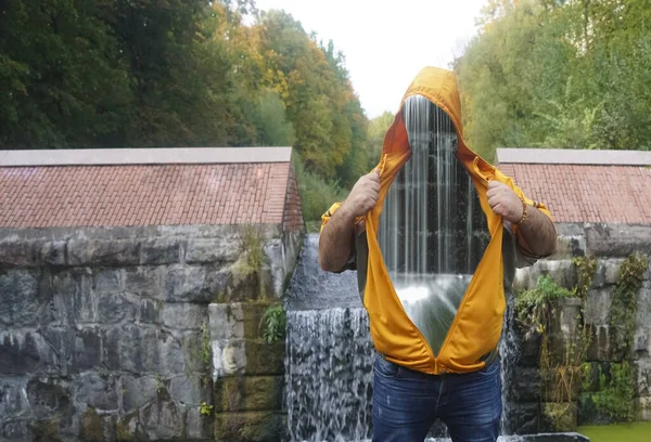 Водоспад Всередині Людини Чиста Падаюча Вода — стокове фото