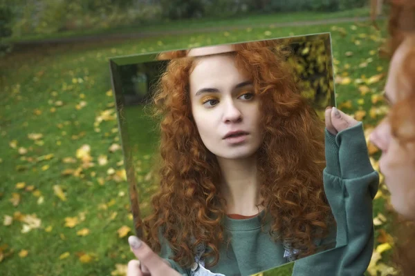 Młoda Kręcona Kobieta Pokazuje Swoje Odbicie Jesienią Jesiennym Parku Piękna — Zdjęcie stockowe