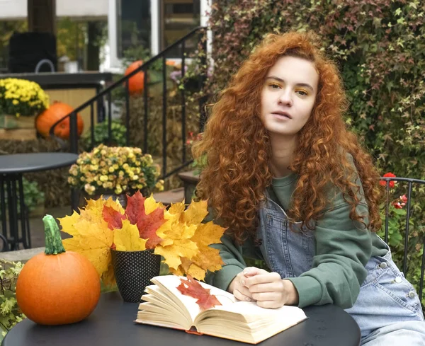 Hermosa Joven Leyendo Libro Romántico Ambiente Cálido Acogedor Disfrutando Del —  Fotos de Stock