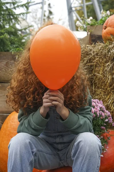 Nerozpoznatelná Zrzavá Kudrnatá Čarodějnice Držící Oranžový Balón — Stock fotografie