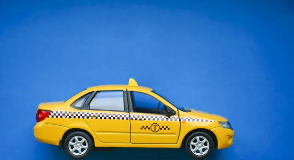 Москва Росія Жовтня 2019 Жовтий Вагон Таксі Lada Granta Синьому — стокове фото