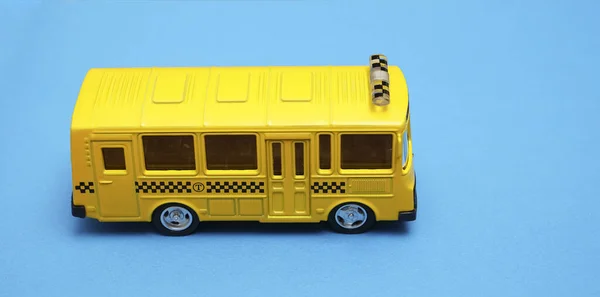 Brinquedo Ônibus Amarelo Isolado Fundo Azul — Fotografia de Stock