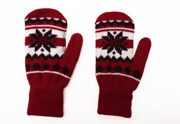 两个红色针织手套与黑色雪花图案隔离在白色背景 — 图库照片