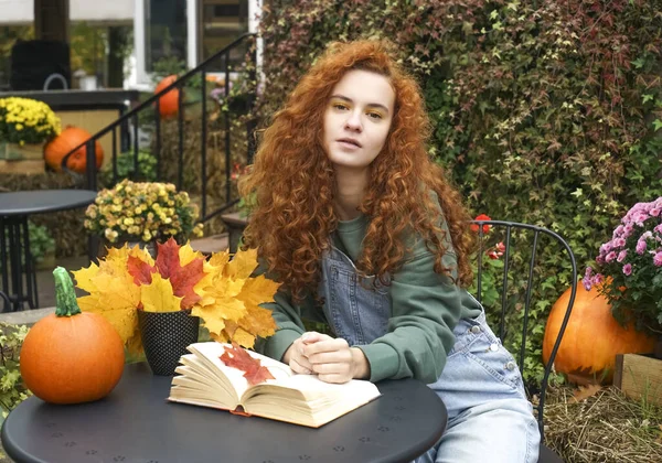 Hermosa Joven Leyendo Libro Romántico Ambiente Cálido Acogedor Disfrutando Del —  Fotos de Stock