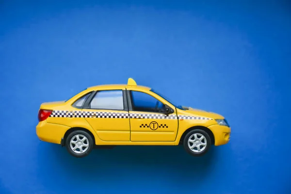 Moscú Rusia Octubre 2019 Taxi Amarillo Lada Granta Sobre Fondo —  Fotos de Stock