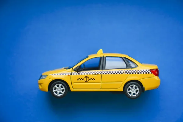 Taxi Amarillo Coche Sobre Fondo Azul Taxi Concepto Servicio —  Fotos de Stock