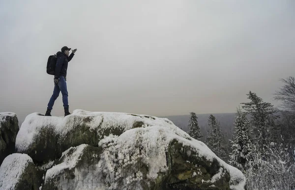 Mężczyzna Plecakiem Plecach Ciepłych Ubraniach Spoglądający Daleka Zimowego Krajobrazu — Zdjęcie stockowe