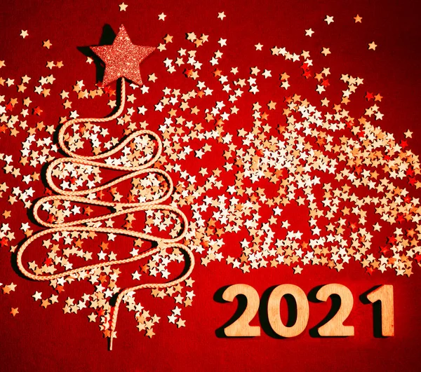 Bir sürü konfetiden Noel Ağacı ve eski tarz ahşap dokuda dantel. 2021 mutlu yıllar kartı.