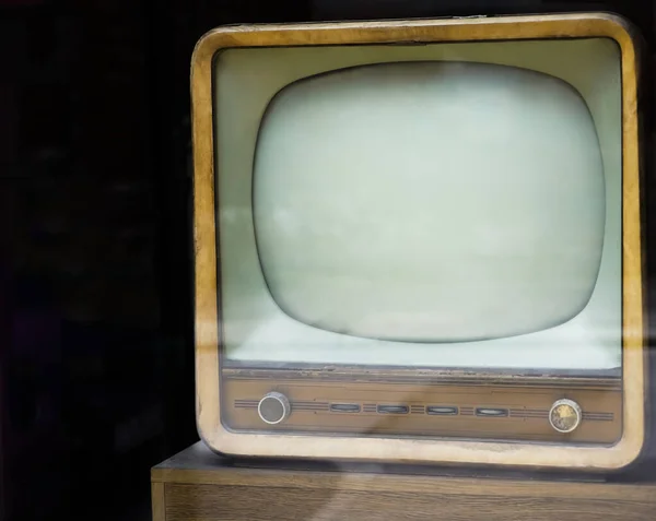 Uma Televisão Velha Marrom Retro Tabela Fundo Preto Parede Vintage — Fotografia de Stock