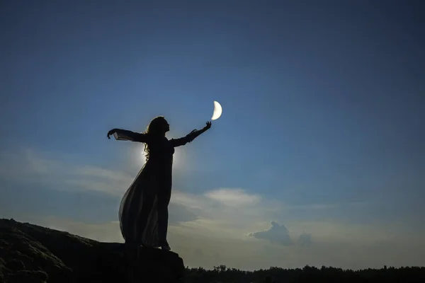 Silueta Mujer Pie Cima Montaña Las Hembras Sostienen Luna Creciente —  Fotos de Stock