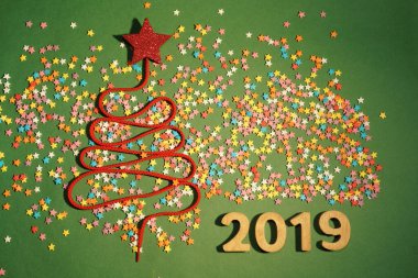 2019 Noel Ağacı konfeti ve dantelli eski tarz ahşap dokudan yapılmış. Mutlu yıllar kartı.