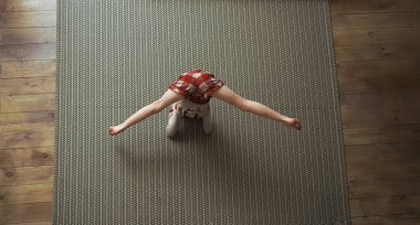 Stüdyoda günlük giysiler giyen genç bir kız. Fit Yogi kızı. 