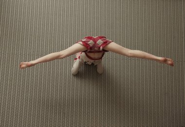 Stüdyoda günlük giysiler giyen genç bir kız. Fit Yogi kızı. 