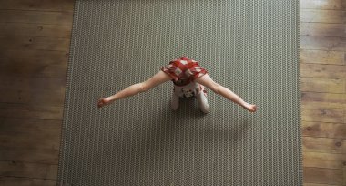 Stüdyoda günlük giysiler giyen genç bir kız. Fit Yogi kızı. 