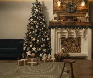 Noel ağacı, kanepe ve şöminesi olan bir tasarım odası. İç mekan eko tarzı. Noel süslemeli kanepe ve Noel ağacı, modern ve rahat. Mutlu yıllar ve mutlu Noeller.