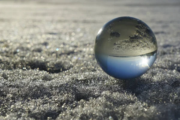 Cam Küre Kirli Kar Yığınının Güneş Işınlarıyla Kaplı Buzun Üzerinde — Stok fotoğraf