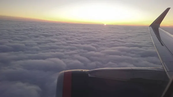 Vleugel Van Een Vliegtuig Bij Zonsondergang Vliegtuig Dat Hoog Boven — Stockfoto