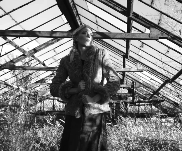 Mujer Rubia Mediana Edad Invernadero Abandonado Arbustos Marchitos Hierba Seca —  Fotos de Stock