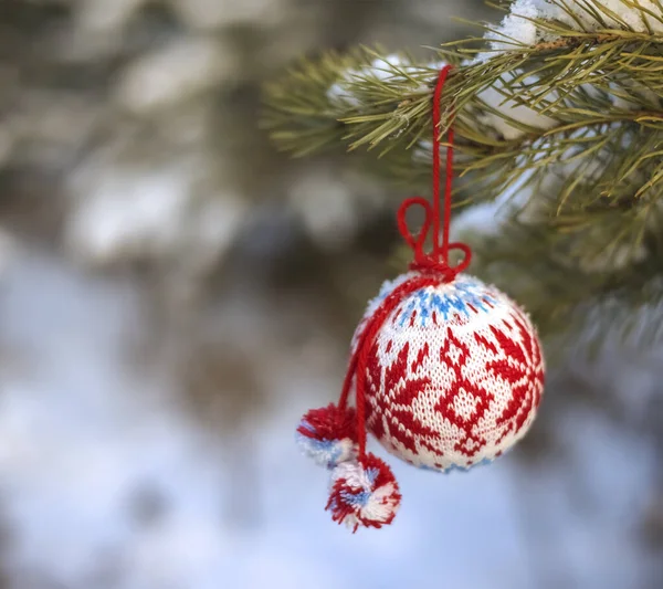 Gebreide Ronde Cirkel Kerst Speelgoed Opknoping Groene Spar Takken Afbeelding — Stockfoto