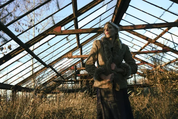 Femme Blonde Âge Moyen Dans Une Serre Abandonnée Dans Des — Photo