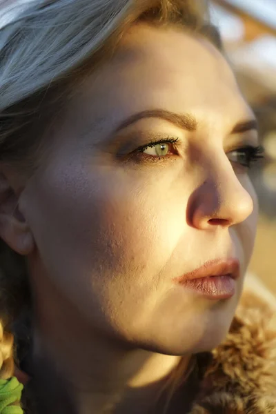 Retrato Cabeza Mujer Mediana Edad Mirando Lejos Mujer Madura Rubia —  Fotos de Stock