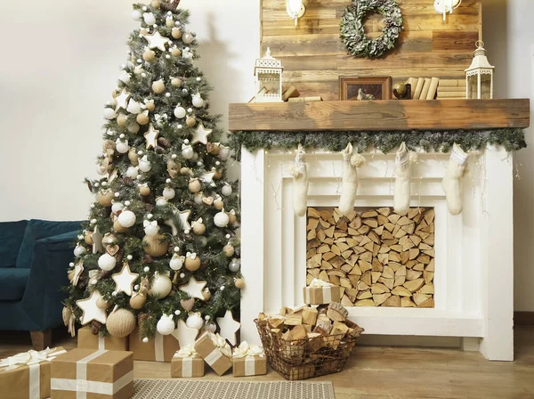 Habitación Diseño Con Árbol Navidad Sofá Chimenea Estilo Ecológico Interior — Foto de Stock