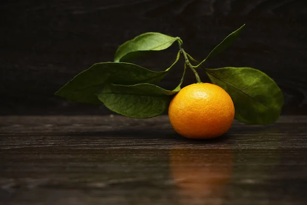 Fresh Ripe Tangerine Leaves Black Stone Surface — Stock Photo, Image