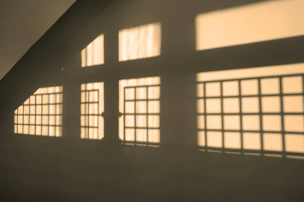 Reflexion Eines Fensters Der Wand Innenraum Abstrakte Verschwommenheit Der Schatten — Stockfoto