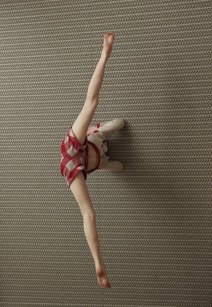Stüdyoda günlük giysiler giyen genç bir kız. Fit Yogi kızı. 