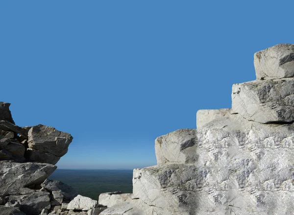 Cima Piedra Montaña Forma Escaleras Contra Cielo Azul Bosque Pinos —  Fotos de Stock