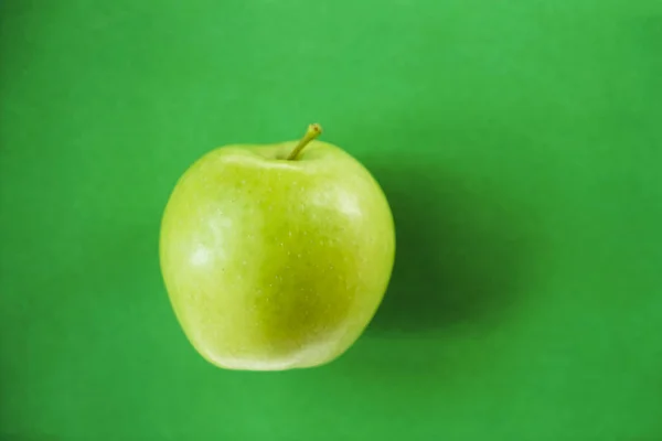 Einzelne Grüne Oder Gelbe Frische Äpfel Isoliert Auf Einem Grünen — Stockfoto