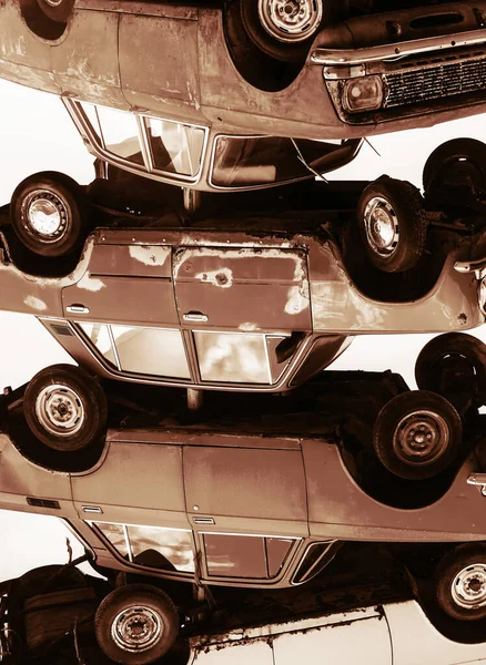 Egy Rakás Megrongálódott Autó Roncstelepen Lerobbant Összetört Kocsik Temetőkocsik — Stock Fotó