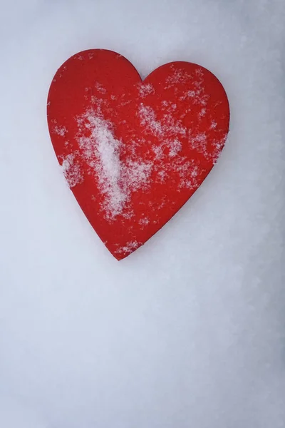Сердце Валентина Снегу Красный Деревянный Символ Любви Снежинками Карточки Поздравления — стоковое фото