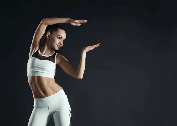 Mujer Atlética Ropa Deportiva Presentando Algo Palma Abierta Espacio Copia — Foto de Stock