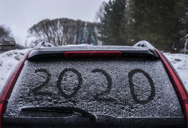 Χιόνι Στο Αυτοκίνητο Όπου Τον Αριθμό Γραμμένο 2020 Κοντινό Πίσω — Φωτογραφία Αρχείου