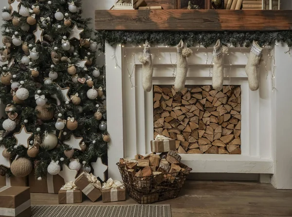 Habitación Diseño Con Árbol Navidad Sofá Chimenea Estilo Ecológico Interior —  Fotos de Stock