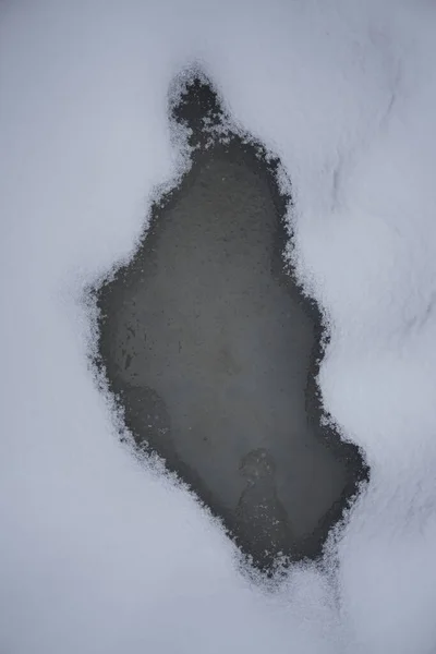 Λιωμένη Λιμνούλα Νερού Στη Λίμνη Παγετός Χιόνι Μοτίβο Μια Λακκούβα — Φωτογραφία Αρχείου