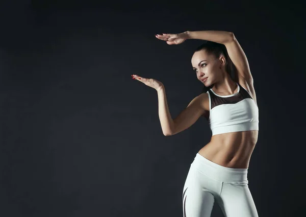 Athletische Frau Sportkleidung Die Etwas Auf Offener Handfläche Präsentiert Leerer — Stockfoto