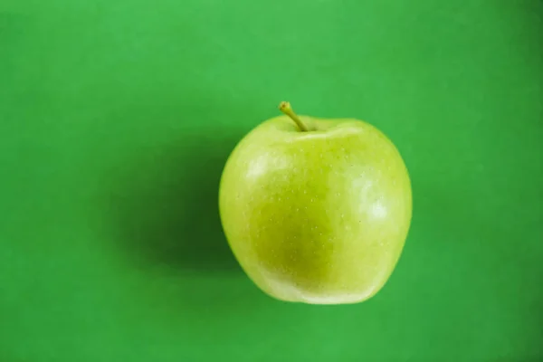 Manzana Fresca Verde Amarilla Individual Aislada Sobre Fondo Texturizado Papel — Foto de Stock